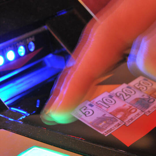 Ob im Spielcasino oder am Handy: Glücksspiel belastet Betroffene und deren Angehörige. Tirl/dpa