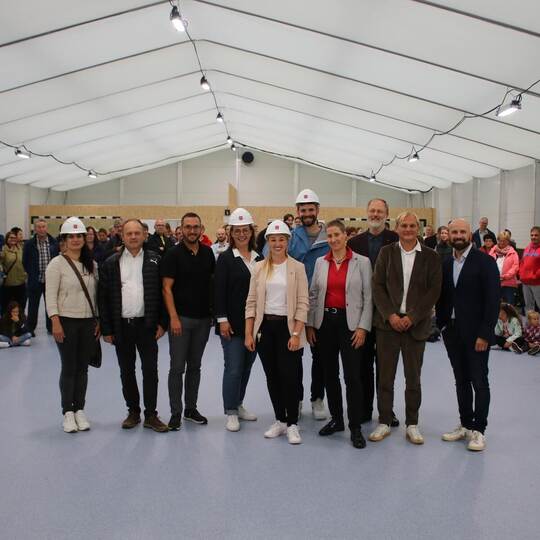 Über den Start der Bauarbeiten für die Sanierung des Singener Hallenbads und der Turnhalle freuen sich die Gemeinderäte Maria Sc