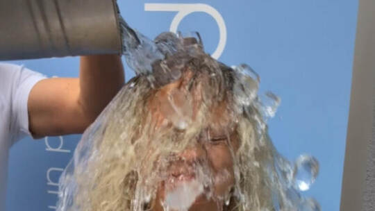 Der unheilbaren Erkrankung trotzt Silke Boger nicht nur bei der ALS Ice Bucket Challenge. Video: Helmut Speer