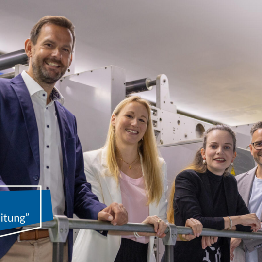 Enzkreis-Landrat Bastian Rosenau (links) und Pforzheims OB Peter Boch mit Nina Tschan (Zweite von links) und Anke Baumgärtel aus