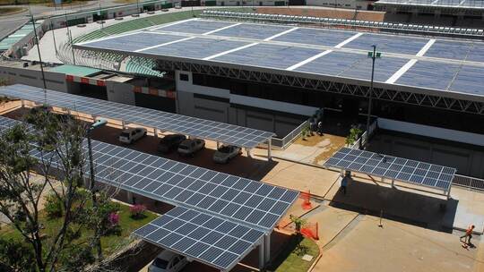 Photovoltaik-Anlagen, wie hier auf diesem Symbolfoto aus Brasilien, plant der Landkreis Calw auf seinen Parkplätzen am Landratsa Solardächer für WM-Stadien in Brasilien