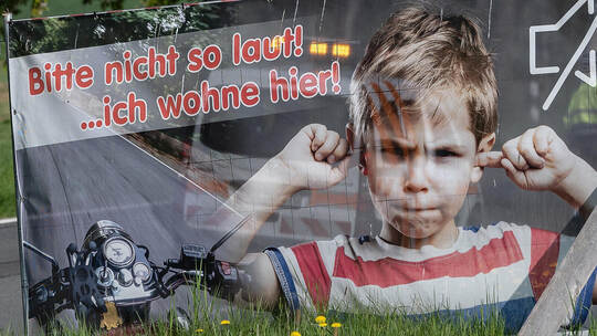 Auch in einem Ellmendinger Wohngebiet gibt es Kritik an viel zu lauten Moped-Fans. Die Behörden machen bislang aber wenig Hoffnu «Lärmdisplays» wegen Motorradlärm