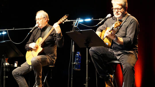 Jürgen Gutmann und Manuel Dempfle (rechts) begeistern mit ihrem „Leonard-Cohen-Project“. Robin Daniel Frommer