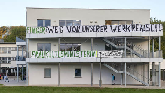 An der Werkrealschule: Banner gegen Schliessung der Werkrealschule.