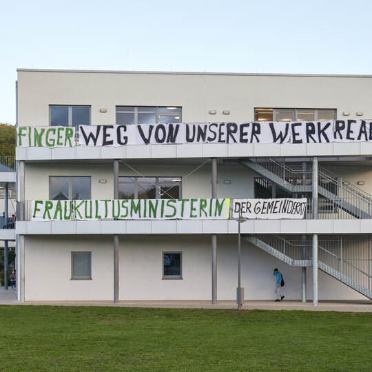 An der Werkrealschule: Banner gegen Schliessung der Werkrealschule.