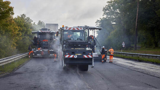 Sperrung der Bundesstrasse B10 wegen Erneuerung der Fahbahndecke.