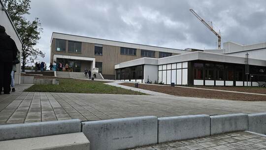 Gut integriert präsentiert sich der Erweiterungsbau. . Foto: Georg Kost