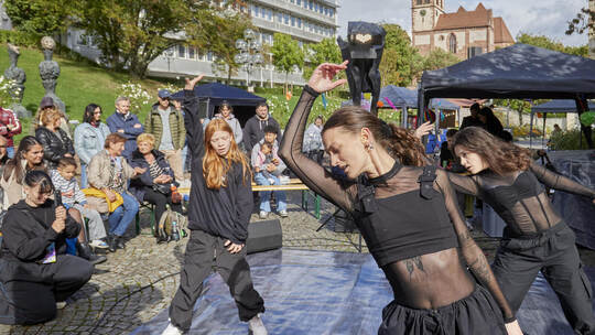 Unter freiem Himmel zeigen die Tänzerinnen und Tänzer des Le Bääm Dance Studios im Blumenhof ihr Können. Tilo Keller Event La Bääm im Blumenhof