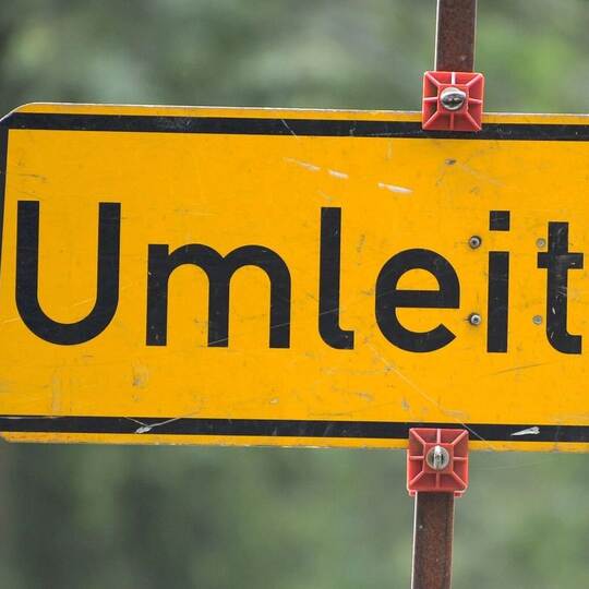 Straßensperrung - Symbolbild Straßensperrung - Symbolbild