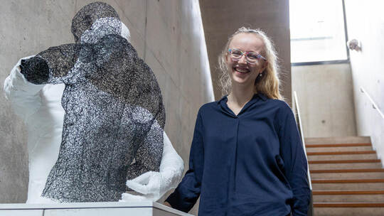 Pforzheimer Künstlerin Rena Riedel neben ihrer Textil- und Kunststoffskulptur „Verbunden“. Zu sehen ist der seelische und körper Ausstellung Einblicke Rena Riedel
