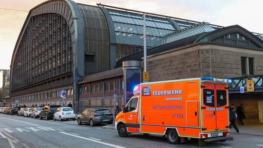 Verdacht auf Infektion: Bahnsteig in Hamburg gesperrt Verdacht auf Infektion: Bahnsteig in Hamburg gesperrt
