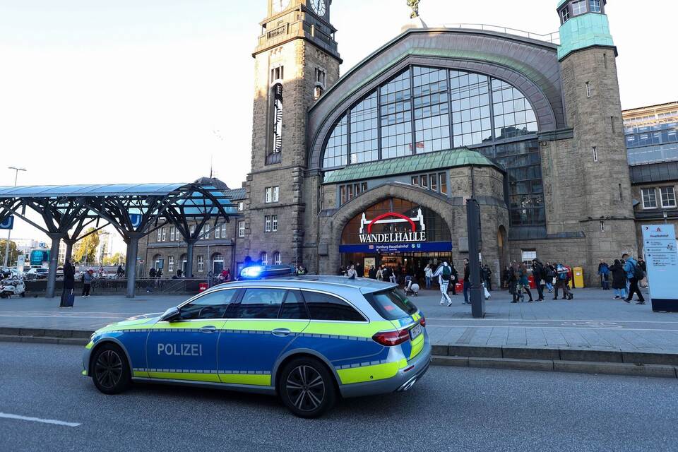 Verdacht auf Infektion: Bahnsteig in Hamburg gesperrt Verdacht auf Infektion: Bahnsteig in Hamburg gesperrt