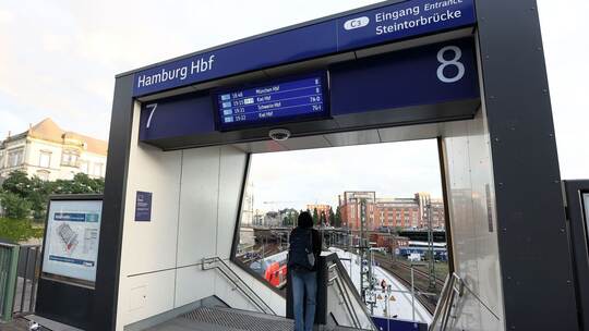 Verdacht auf Infektion: Bahnsteig in Hamburg gesperrt Verdacht auf Infektion: Bahnsteig in Hamburg gesperrt