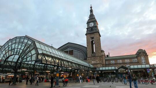 Verdacht auf Infektion: Bahnsteig in Hamburg gesperrt Verdacht auf Infektion: Bahnsteig in Hamburg gesperrt