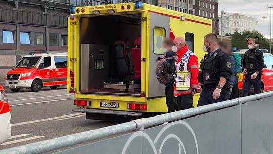 Verdacht auf Infektion: Bahnsteig in Hamburg gesperrt Verdacht auf Infektion: Bahnsteig in Hamburg gesperrt