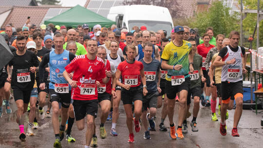 Losgelassen: Die Läuferinnen und Läufer starten beim 28. Heckengäu-Volkslauf der SFG Serres in Wiernsheim.Foto: Henkel