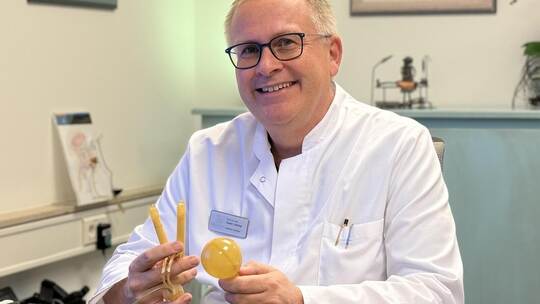 Sven Lahme, Leiter der Goldstadt Privatklinik, präsentiert eine bei schweren Erektionsstörungen eingesetzte Schwellkörper-Prothe
