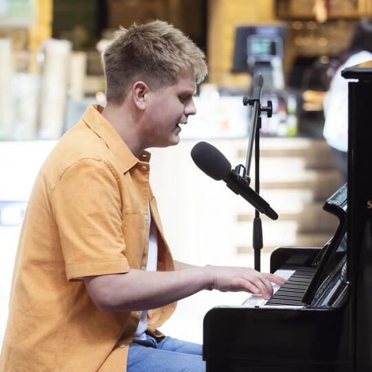 Im Hauptbahnhof Leipzig spielt Musikalienhändler Jonas (24) Gavriil. Das wird in einer neuen Sendung auf VOX gezeigt. RTL/Hendri The Piano