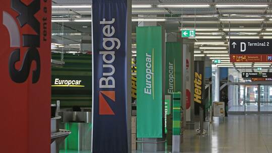 Schalter verschiedener Mietwagen-Anbieter