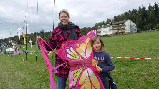 Die siebenjährige Ina und ihre Mama Michaela Hummel sind vom Drachenfest begeistert.