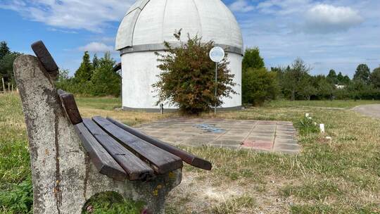 Das „Sternenbänkle“ bei der Sternwarte in Bieselsberg dürfte stehen bleiben. Weit und breit steht kein Baum. krivec