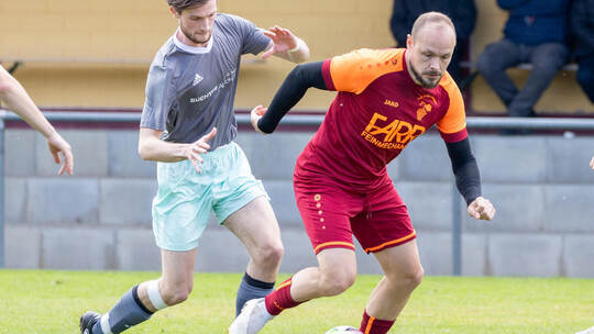 Matchwinner: Mit zwei Treffern entschied Ellmendingens Kevin Bauer (rechts) die Partie gegen Weiler um Moritz Hauser. Ralf Becke
