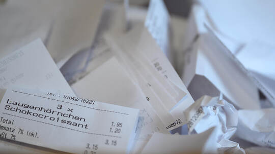 Die Bons sind lang: Insgesamt müssen elf Pflichtangaben darauf enthalten sein. Sebastian Gollnow/dpa Kassenzettel
