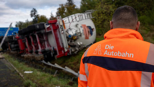 Unfall A8 Heimsheim LKW Umgekippt