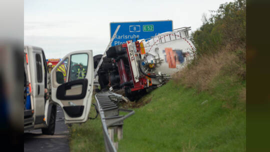 Unfall A8 Heimsheim LKW Umgekippt