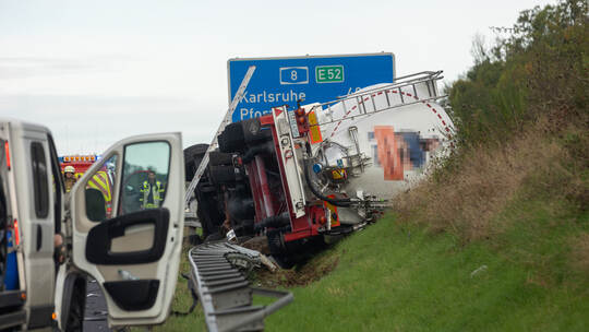 Unfall A8 Heimsheim LKW Umgekippt