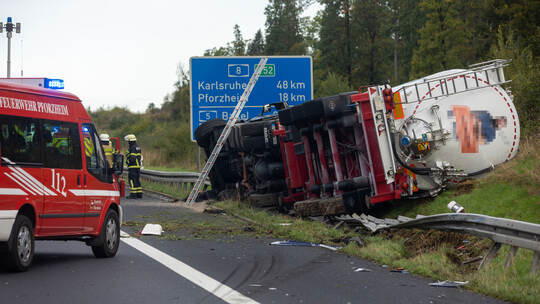 Unfall A8 Heimsheim LKW Umgekippt