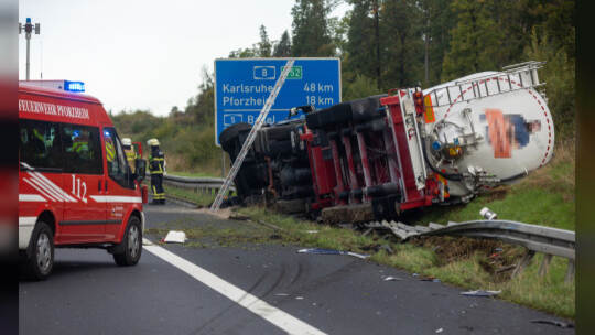 Unfall A8 Heimsheim LKW Umgekippt