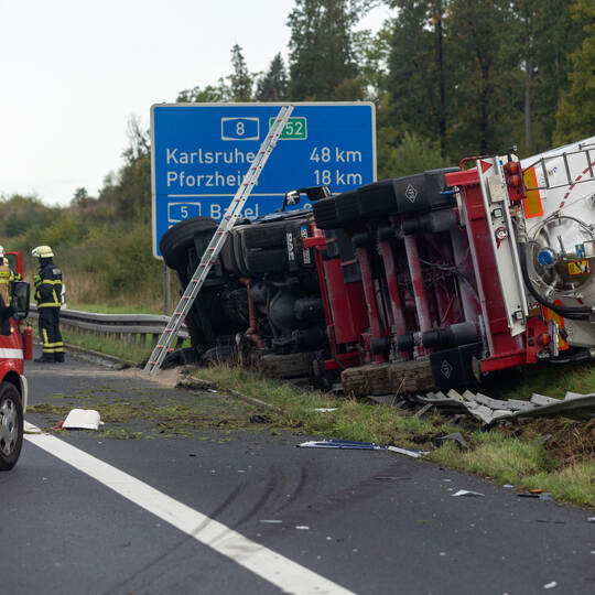 Unfall A8 Heimsheim LKW Umgekippt