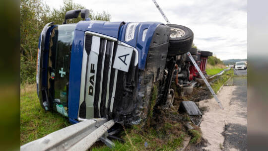Unfall A8 Heimsheim LKW Umgekippt