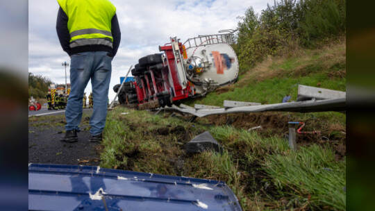 Unfall A8 Heimsheim LKW Umgekippt