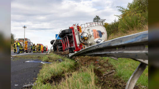 Unfall A8 Heimsheim LKW Umgekippt