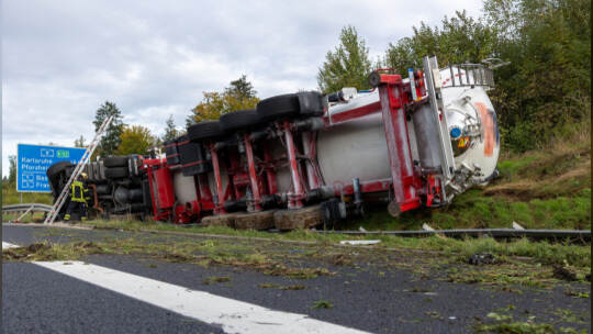 Unfall A8 Heimsheim LKW Umgekippt