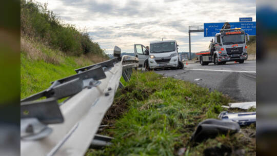 Unfall A8 Heimsheim LKW Umgekippt