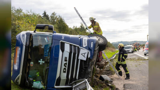 Unfall A8 Heimsheim LKW Umgekippt