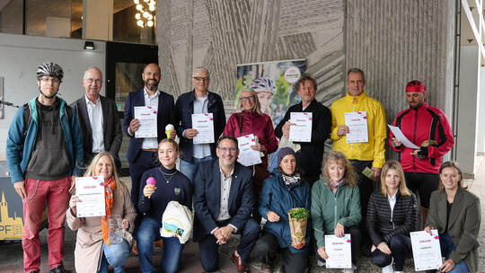 Freuen sich über Urkunde und Preis: die prämierten Radler mit Bürgermeister Tobias Volle (Mitte).