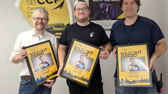 Daniel Schuch überreicht Comedian Chris Tall und Sven Marenholz, Produktionsleiter S-Promotion Event GmbH, den Sold-Out-Award de
