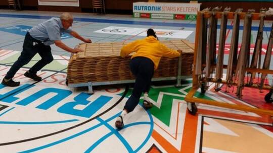 Rund 600 Quadratmeter Basketball-Parkett verlegten die Sterne-Spielerinnen mit vielen fleißigen Helfern in der Speiterling-Halle