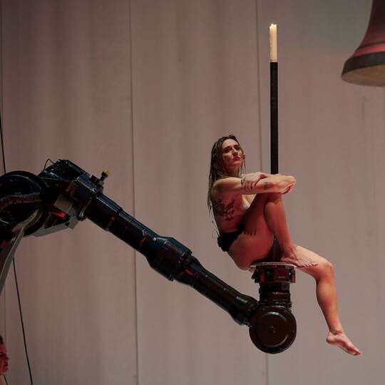 Performance «Sancta» von Florentine Holzinger Performance «Sancta» von Florentine Holzinger