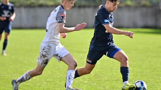 Die richtigen Ideen haben: Das wollen Niklas Hofmeister (mit Ball im Spiel gegen Hollenbach) und sein CfR-Team gegen Großaspach.