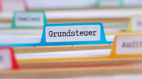 Akten mit der Beschriftung Grundsteuer