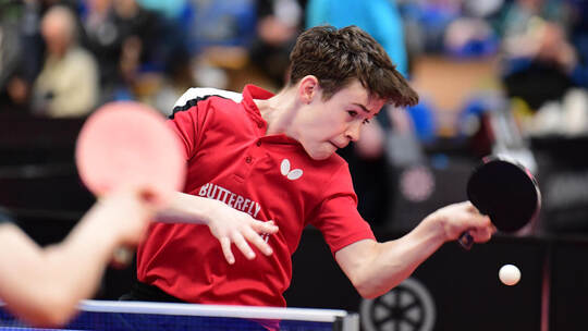 Das kleine Runde muss auf den eckigen Tisch: Jonathan Gaiser beherrscht das Spiel mit der Zelluloid-Kugel. Martin Schillings Gaiser_Jonathan-BAWUE-TV_Oeschelbronn-DMU19_2024-Erfurt