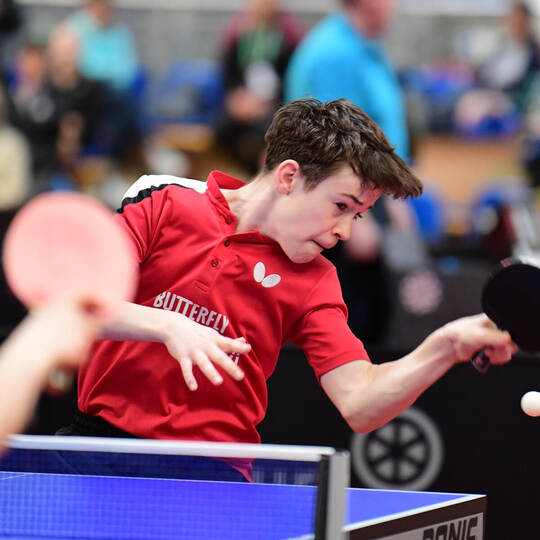 Das kleine Runde muss auf den eckigen Tisch: Jonathan Gaiser beherrscht das Spiel mit der Zelluloid-Kugel. Martin Schillings Gaiser_Jonathan-BAWUE-TV_Oeschelbronn-DMU19_2024-Erfurt