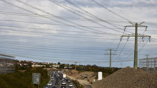 An der Autobahn A8 zwischen den Anschlussstellen Pforzheim-Ost und Pforzheim-Nord. Vor dem Abbau der Sicherheitsnetze unter dem