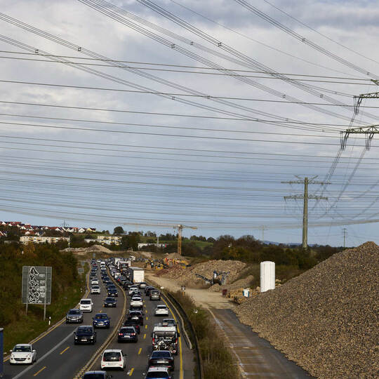 An der Autobahn A8 zwischen den Anschlussstellen Pforzheim-Ost und Pforzheim-Nord. Vor dem Abbau der Sicherheitsnetze unter dem