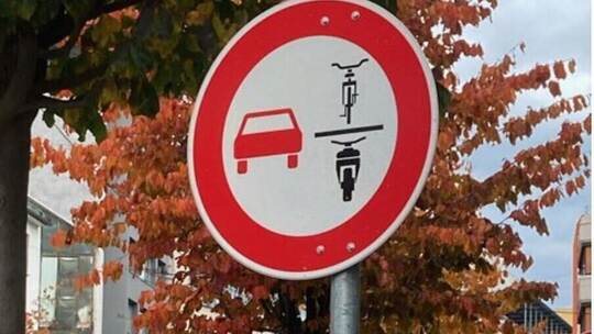 Dieses seltene Verkehrsschild wurde im Jahr 2020 eingeführt. Jürgen Remer